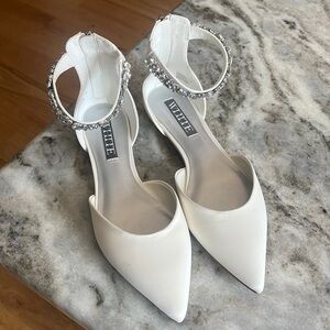 Ivory Vera Wang Flats - Size 7.5